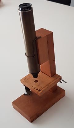 Mikroskop_2_Mikromann_1957.JPG
